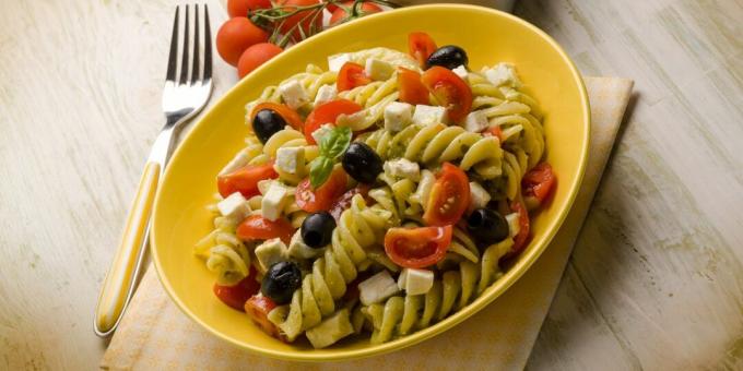 Salat pasta, tomati, oliivide, mozzarella ja sinepi kastmega
