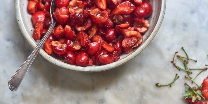 Red puuviljasalat maasikad ja kirsid