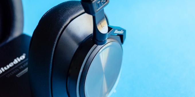 Wireless kõrvaklapid Bluedio Turbine T6S: kõrva tassid valmistatud plastikust