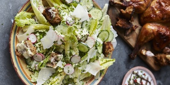 Caesari salat kanaga, kurk ja redis Jamie Oliver