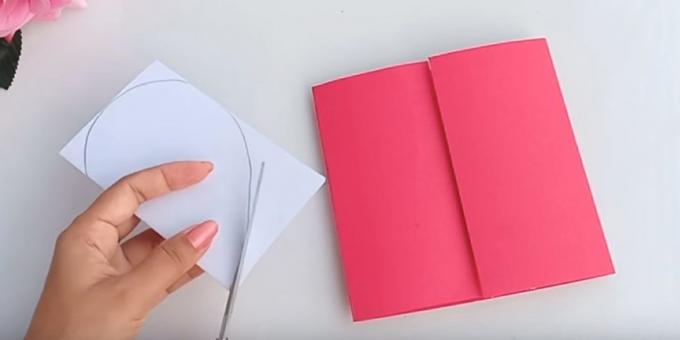Sünnipäevakaardi oma kätega: värvi ühel küljel valge paberi südame ja lõigata piki kontuuri