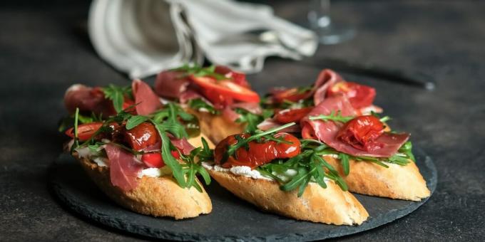 Bruschetta kodujuustu, peekoni ja rukolaga