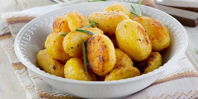 Fooliumis küpsetatud kartulid