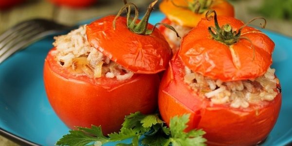 Küpsetatud tomatid täidisega sealiha ja riisi