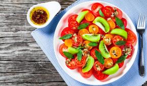 Kiivi salat tomatite ja piparmündikastmega