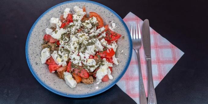 Dakos – Kreeka salat krutoonide, tomatite ja fetaga