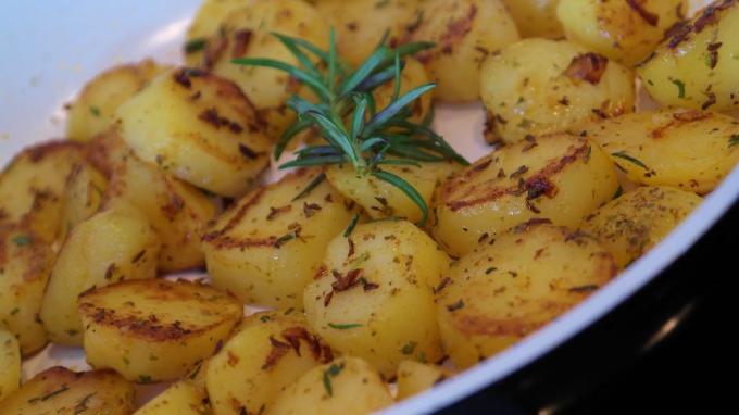 Kuidas praadida kartul sibul, köömned ja rosmariini