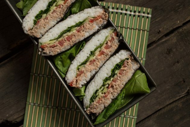 Klassikalist onigirazu sushi võileiba saab serveerida sojakastmega või ilma
