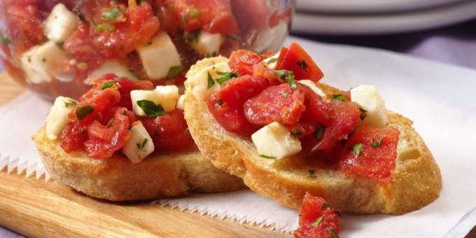 Simple suupisted: crostini tomatid ja mozzarella