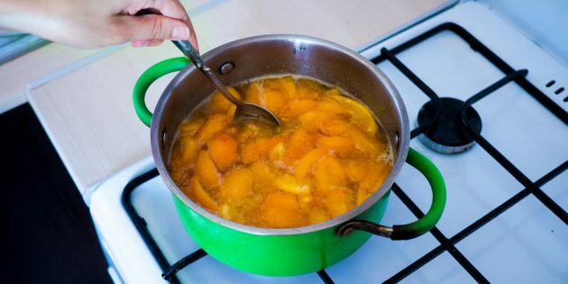 Aprikoosi- ja apelsinimoosi lihtne retsept: hauta tasasel tulel 20 minutit