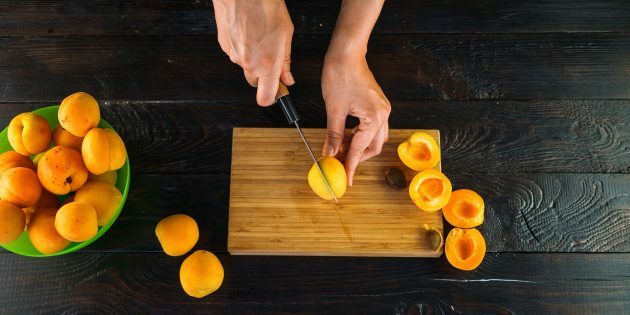 Aprikoos ja apelsinimoos: lõigake aprikoosid