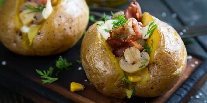 Küpsetatud kartul peekoni ja seentega