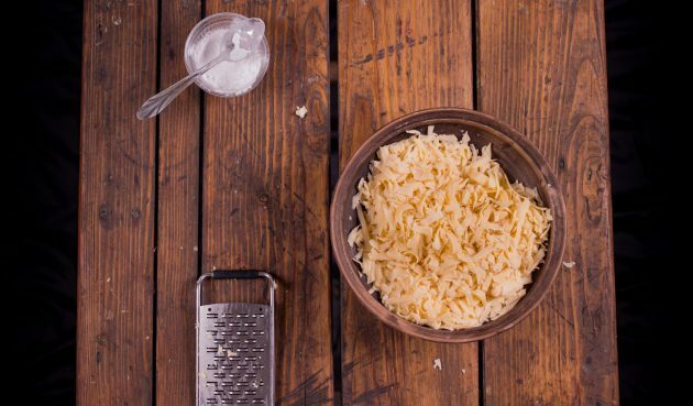 Juustufondüü valmistamine: riivi juust ja sega tärklisega