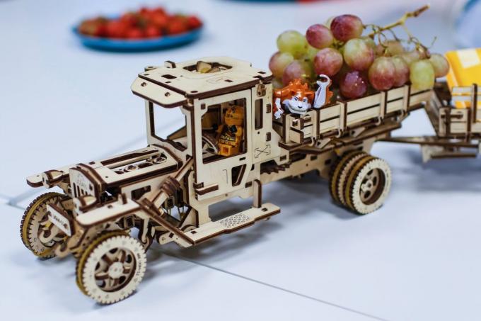 Ülevaade UGEARS disainer: puidust veoauto, et läheb ilma patareid