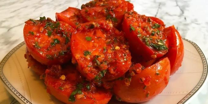 Tomatid korea talveks küüslaugu, kella ja kuuma paprika ja petersell