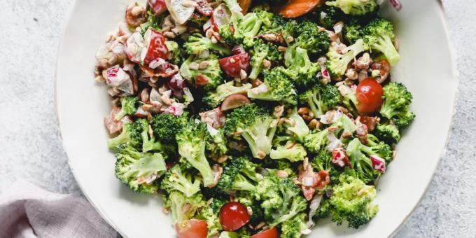 Retsept salat brokoli, peekon, sibul, viinamarjad ja päevalilleseemned