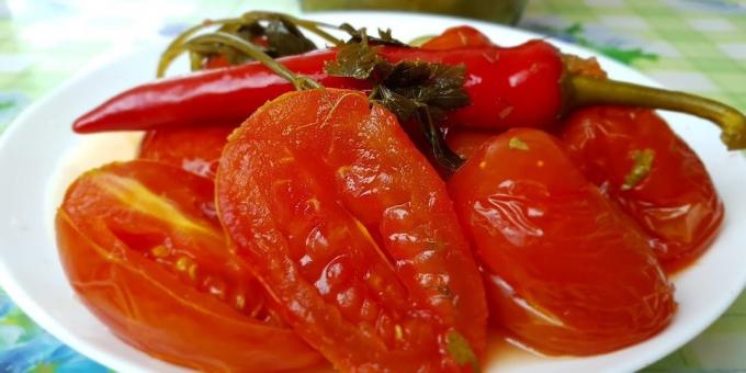 Soolatud tomatid ürtide, küüslaugu ja pipraga