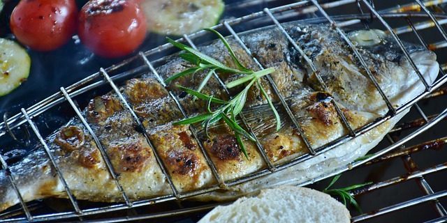 Retseptid grill: Kogu kala täidisega sidruni, küüslaugu ja peterselliga