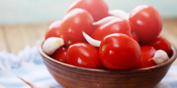 Kuidas hapukurk tomatid, küüslauk, must pipar, kuiva sinepit ja Lavrushka