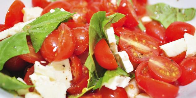 kiire retseptid nõud: salat tomatite ja feta juustu 