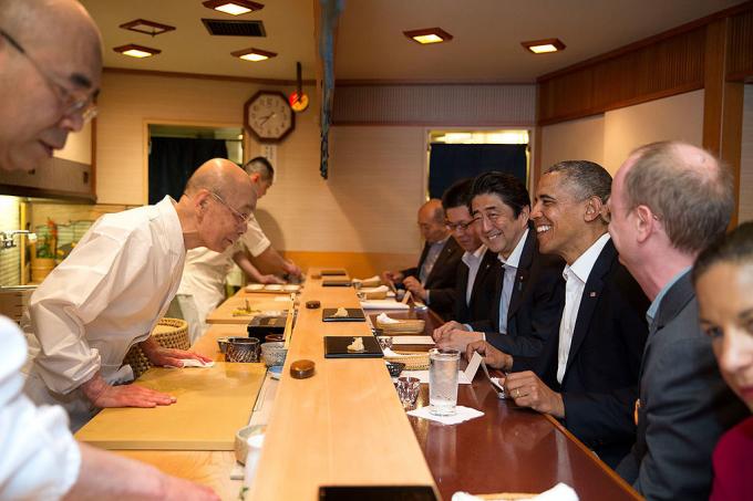 Jiro Ono ja Barack Obama. By The White House Washingtonis, DC - P042314PS-0082, Public Domain, https://commons.wikimedia.org/w/index.php? curid = 34426375