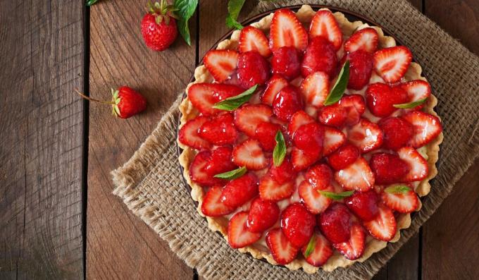 Purukook maasikate ja võikreemiga