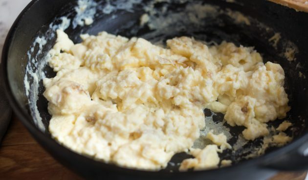 Quesadillad juustu, igavese, sinepi ja munapudruga: valmistage munapuder