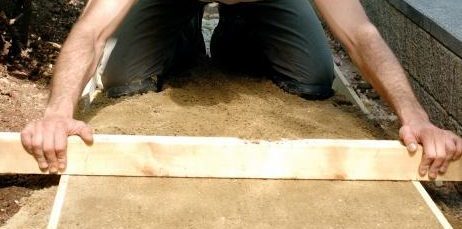 Kuidas teha aias teed: levitada liiva
