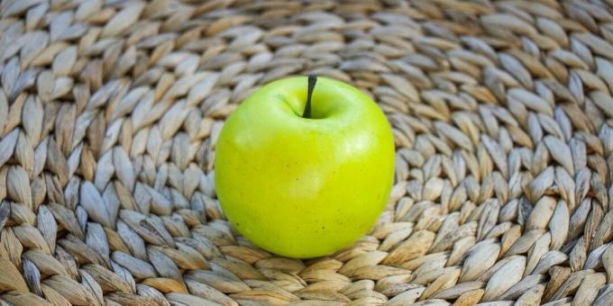 Kuidas küüslaugu ja sibula lõhnast suust lahti saada: söö õun
