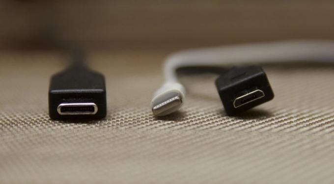 Vasakult paremale: C-tüüpi USB, Lightning, micro-USB