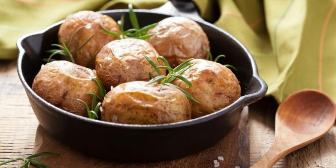 Noored soolaga ahjus küpsetatud kartulid
