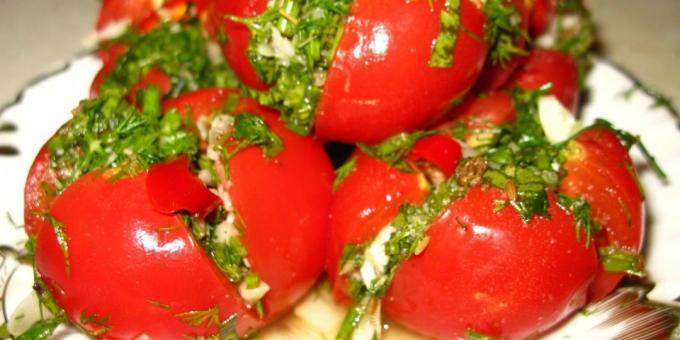 Soolatud tomatid küüslaugu ja ürtidega