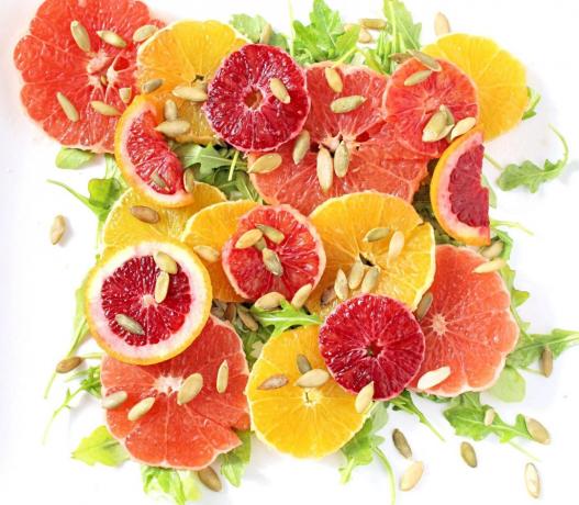 Vitamiin salat apelsinid, rukola ja kõrvitsaseemned