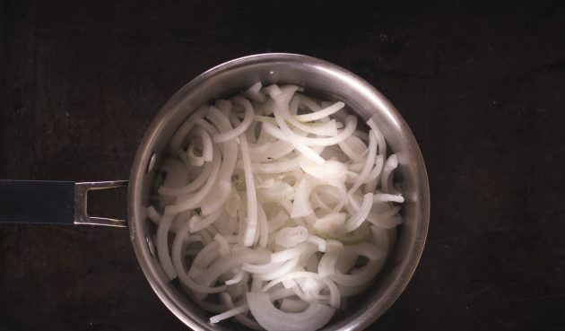 Pirnitort, karamelliseeritud sibul ja feta: Asetage sibulad potti ja hautage keskmisel kuumusel