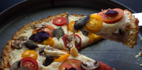 Madala kalorsusega lillkapsa pitsa seente ja basiilikuga