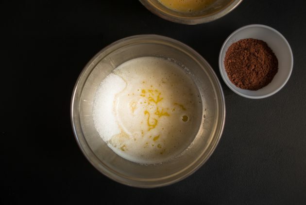 Kakao ja toorjuustu küpsiste valmistamiseks lõigake või kuubikuteks ja sulatage
