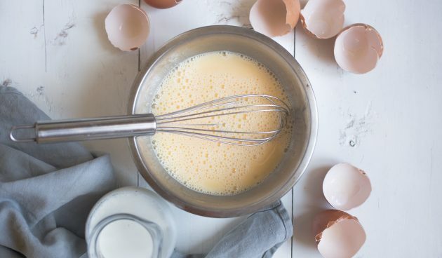 Quesadillad juustu, igavese, sinepi ja munapudruga: vahusta munad, sool ja piim munapudru jaoks