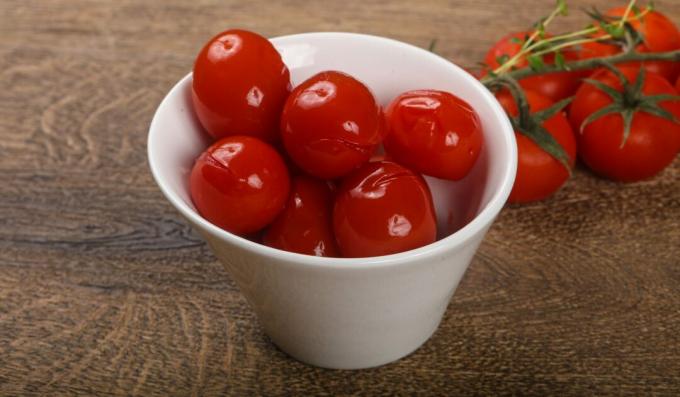 Küüslauguga täidetud marineeritud tomatid