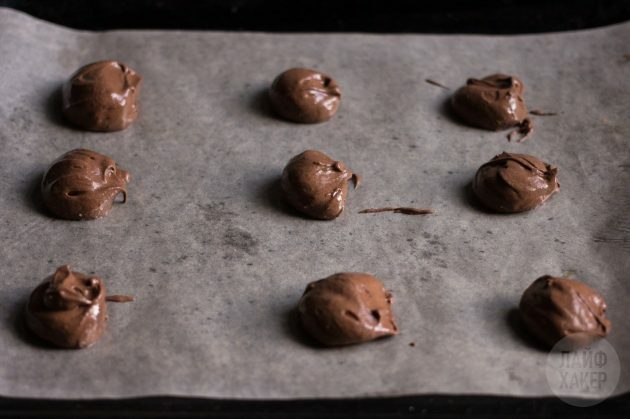 jahuta šokolaadiküpsised: vooderda tainas pärgamendi peale