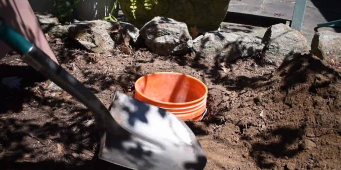Kuidas teha purskkaev oma kätega: kaevake ämber maasse