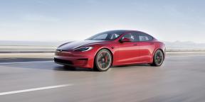 Elon Musk esitles kiireimat elektrilist Tesla autot