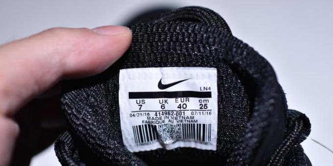 Originaal- ja võltsitud tossud Nike: vaata näitav silt suurus riigi tootmise ja kood