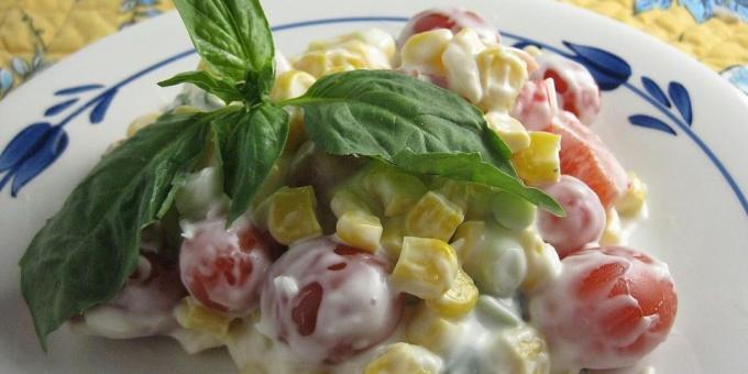Retseptid: Salat maisi, tomatid, paprika ja parmesaniga kastmega