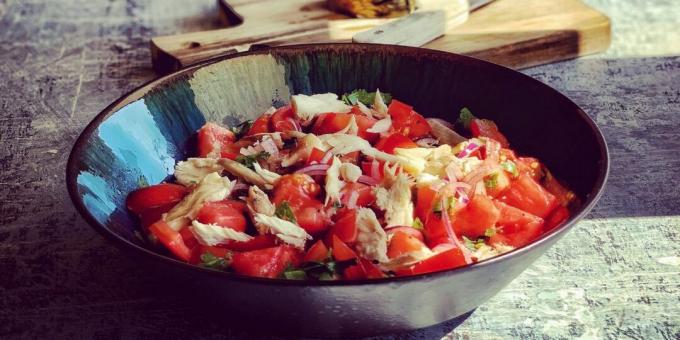 Salat suitsumakrelli ja tomatitega