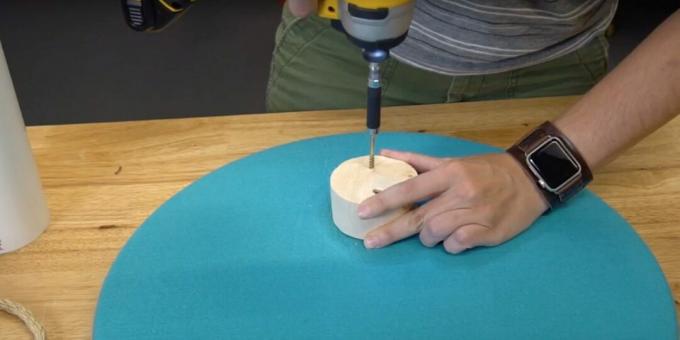 Kuidas teha kassile kraapimispost oma kätega: keerake puidust osa