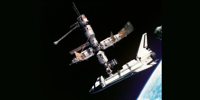 Orbitaaljaam "Mir" koos dokitud Ameerika süstikuga "Atlantis", juuli 1995