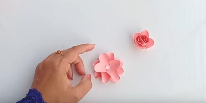 Sünnipäevakaardi oma kätega: liimi lõigatud osad, et saada ilus lill