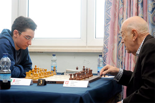 Korchnoi võidab super grandmasters Fabiano Caruana (hinnatud tollal 2720), neljas planeet malet