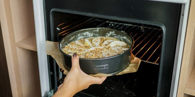 Pirnide ja kreeka pähklitega pirukas: küpseta temperatuuril 180 ° C eelkuumutatud ahjus 25–50 minutit