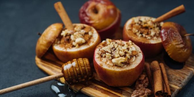 Mee, pähklite ja rosinatega küpsetatud õunad
